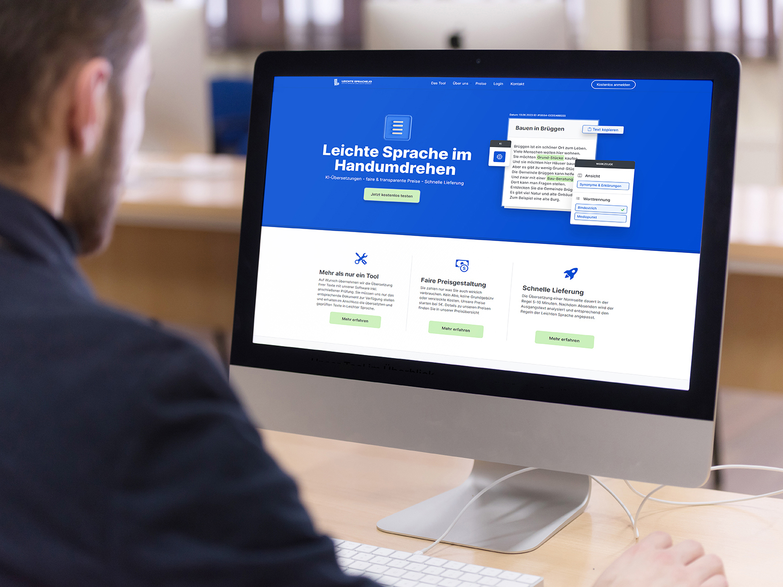 Screenshot: Ein Mann sitzt vor seinem Monitor vor der Seite Leichte-Sprache.io